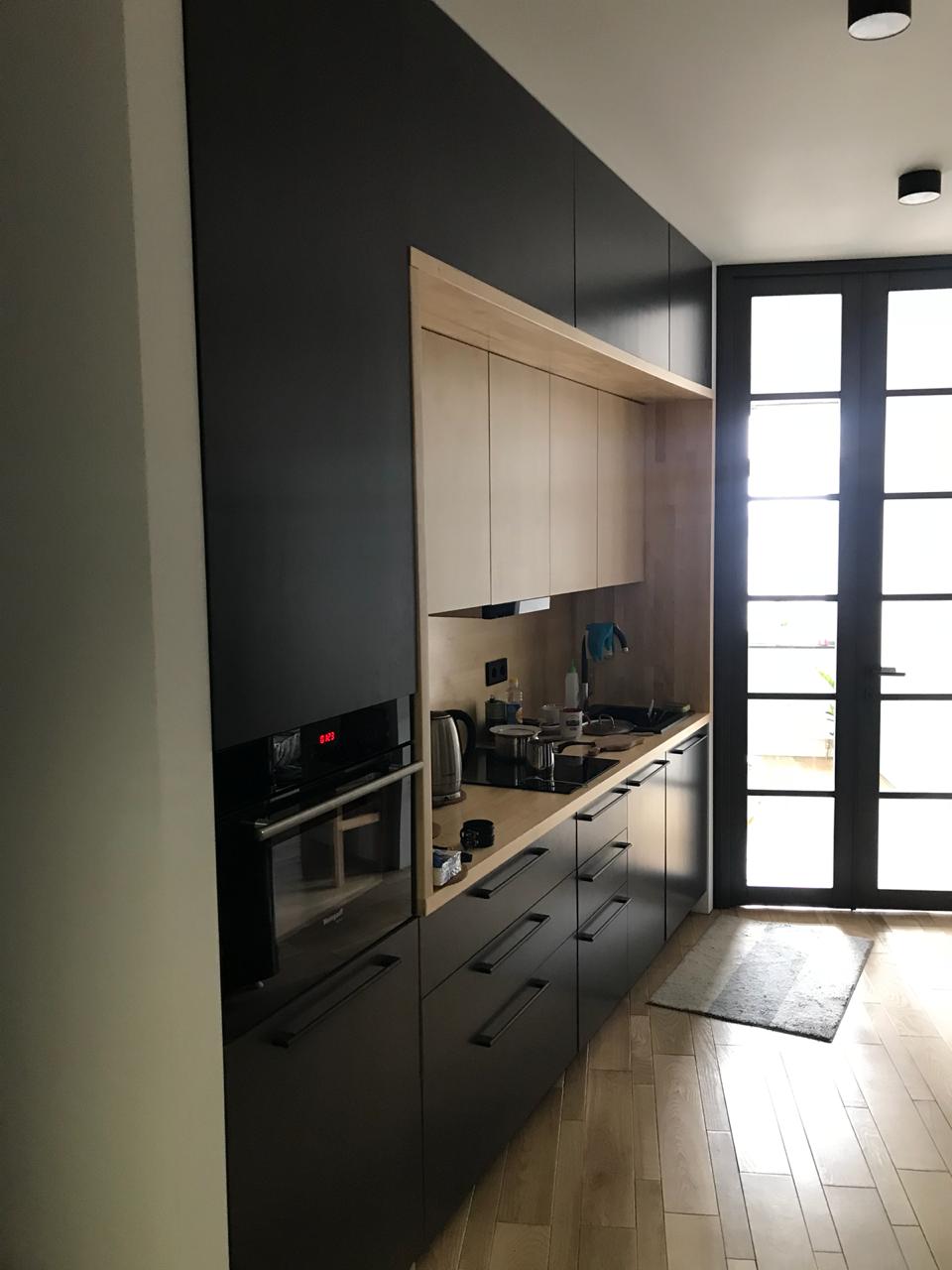 Современная кухня с контрастным дизайном