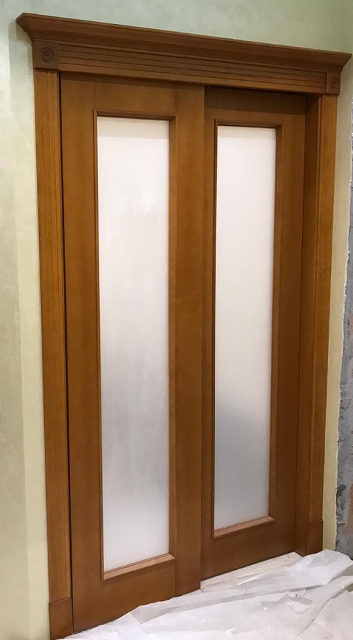 Деревянные раздвижные двери с остеклением