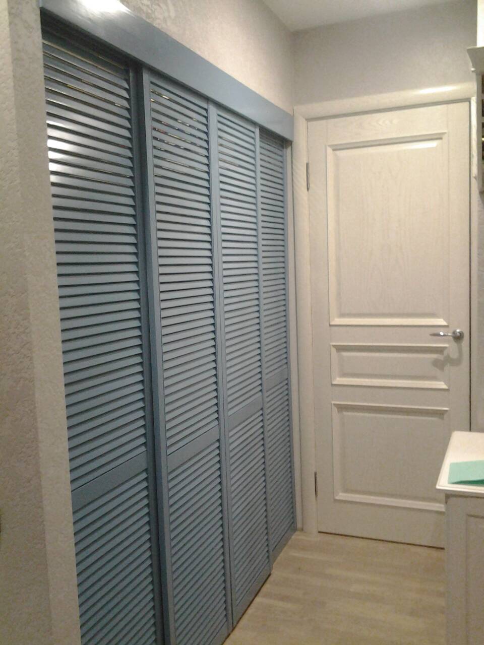 Элегантные жалюзийные двери-купе