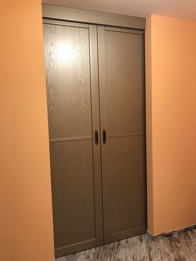 Шкаф-купе с текстурой дерева