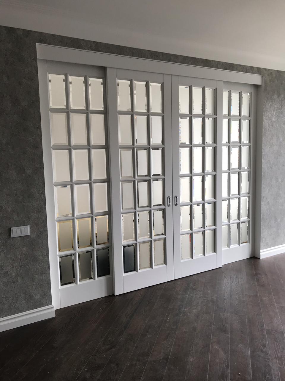 Раздвижные двери с фацетным остеклением