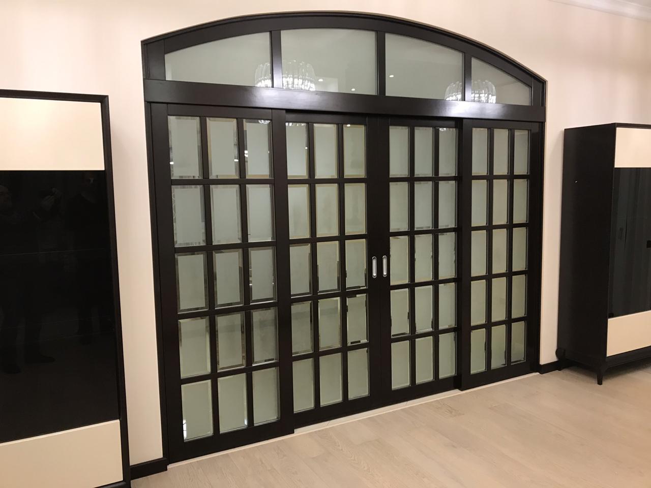 Элегантные раздвижные двери с аркой