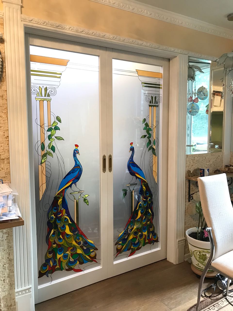 Двери с витражными павлинами
