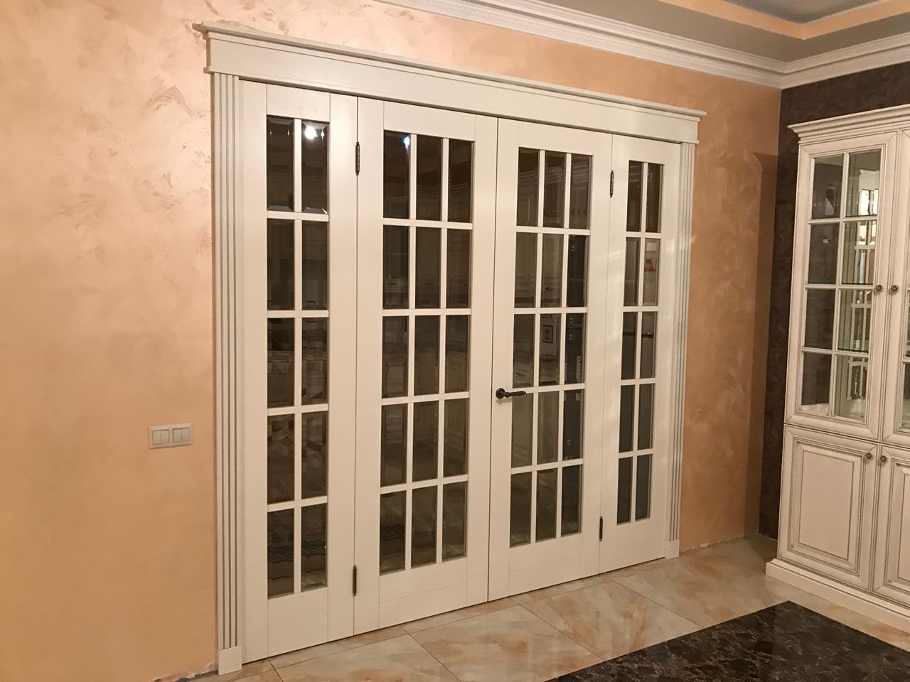 Элегантные распашные двери со стеклом