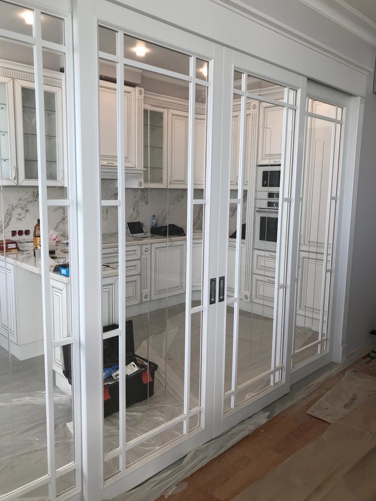 Элегантные раздвижные двери с остеклением