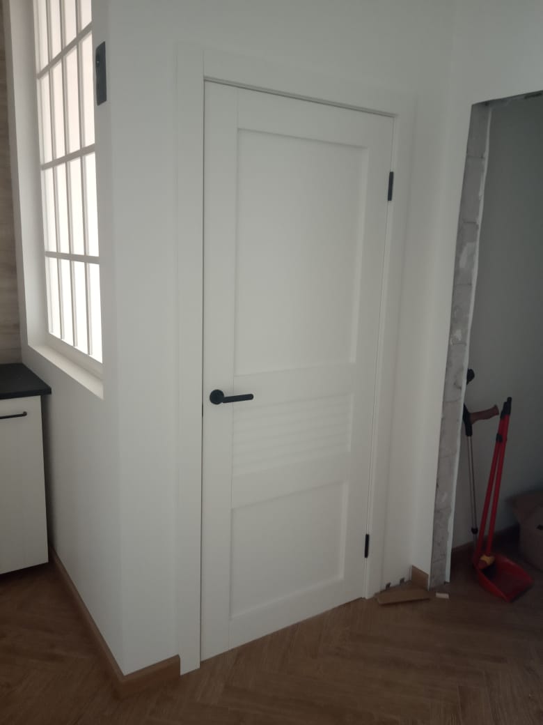 Современная белая межкомнатная дверь