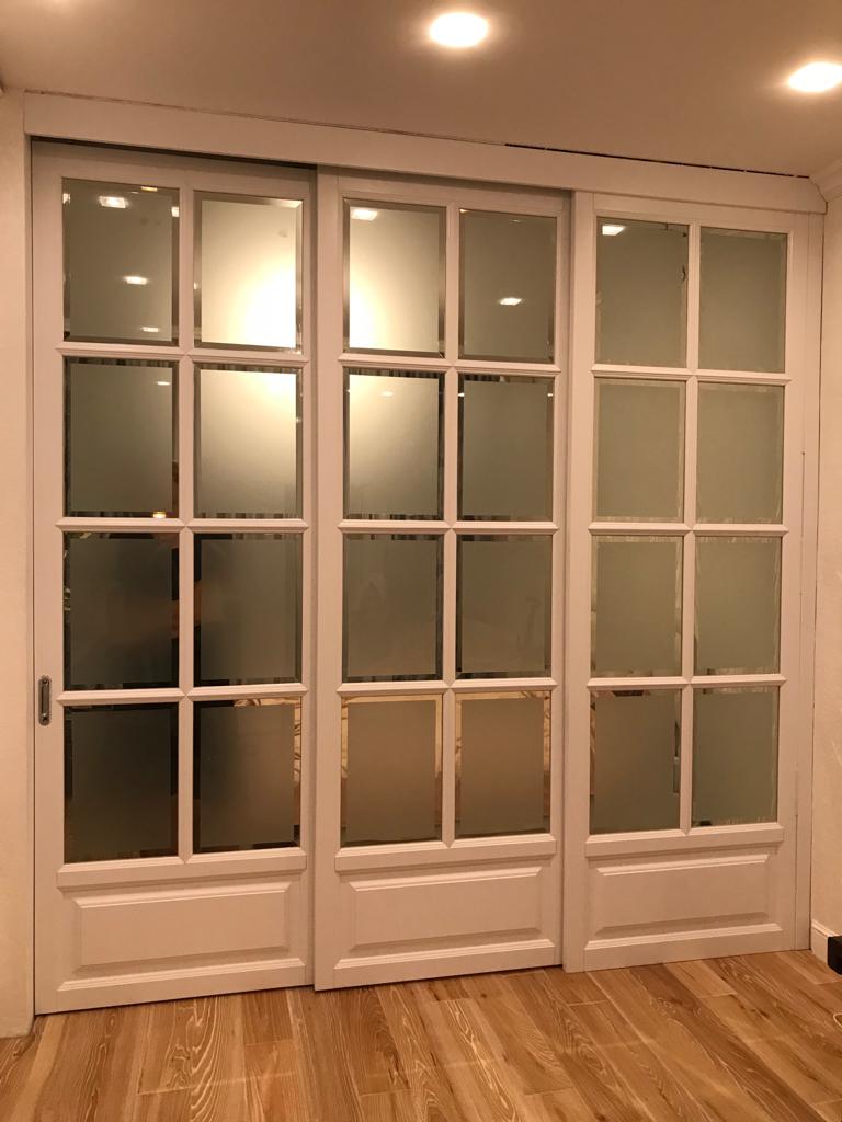 Раздвижные двери с матовым стеклом