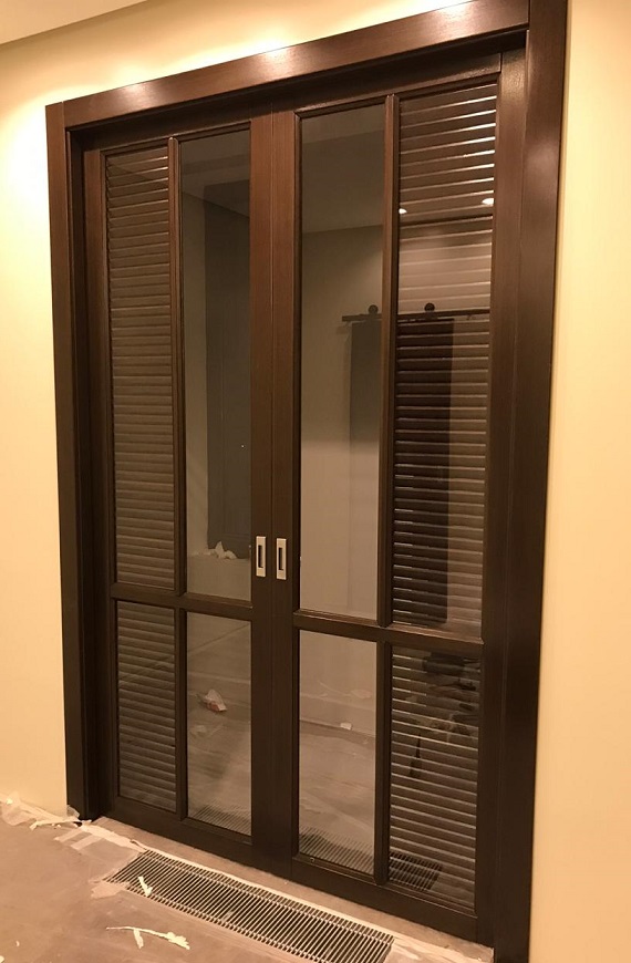 Элегантные раздвижные двери с жалюзи