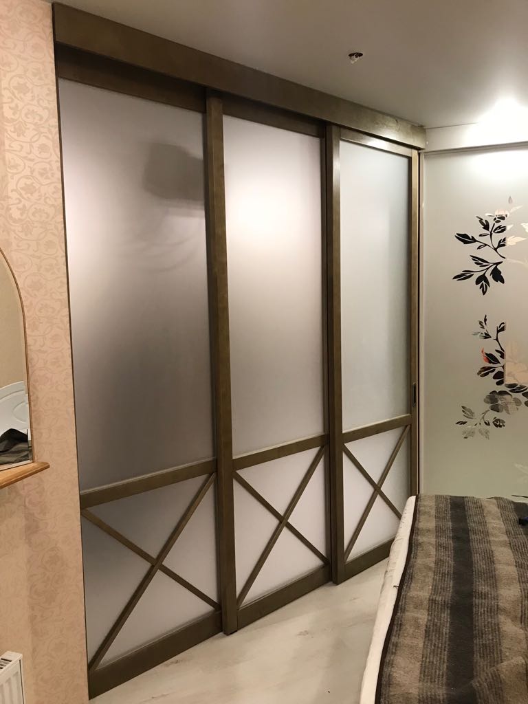 Раздвижные двери с матовым стеклом