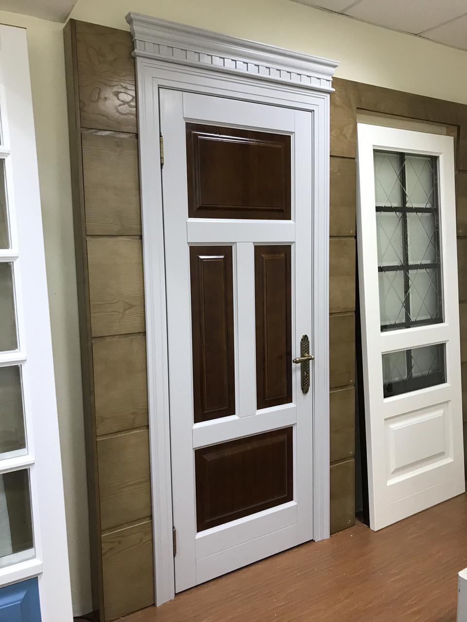 Классическая двухцветная межкомнатная дверь