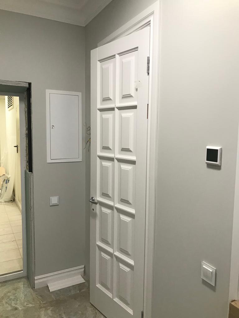 Классическая белая межкомнатная дверь