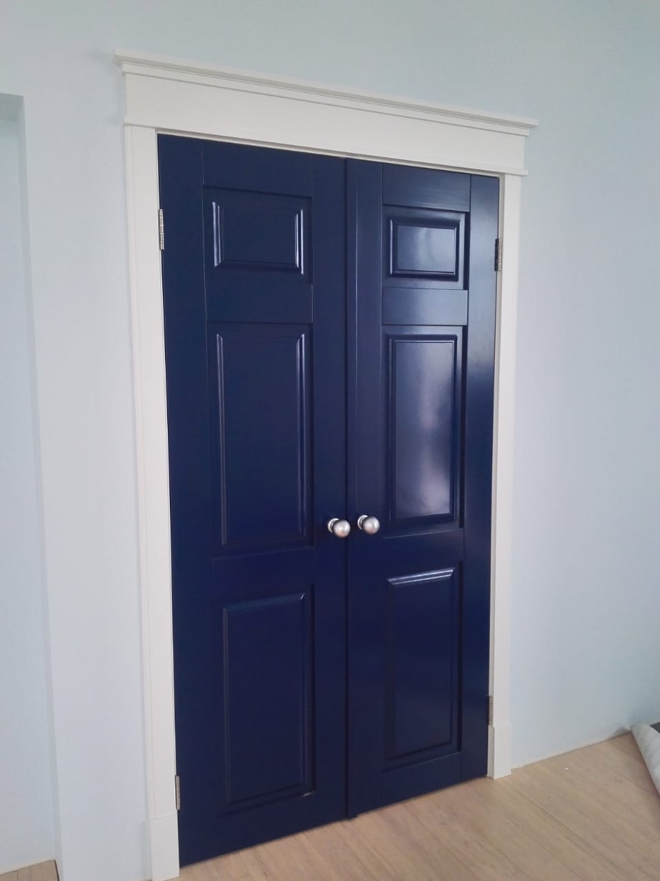 Элегантные синие двустворчатые двери