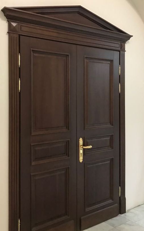 Классические деревянные двери с порталом