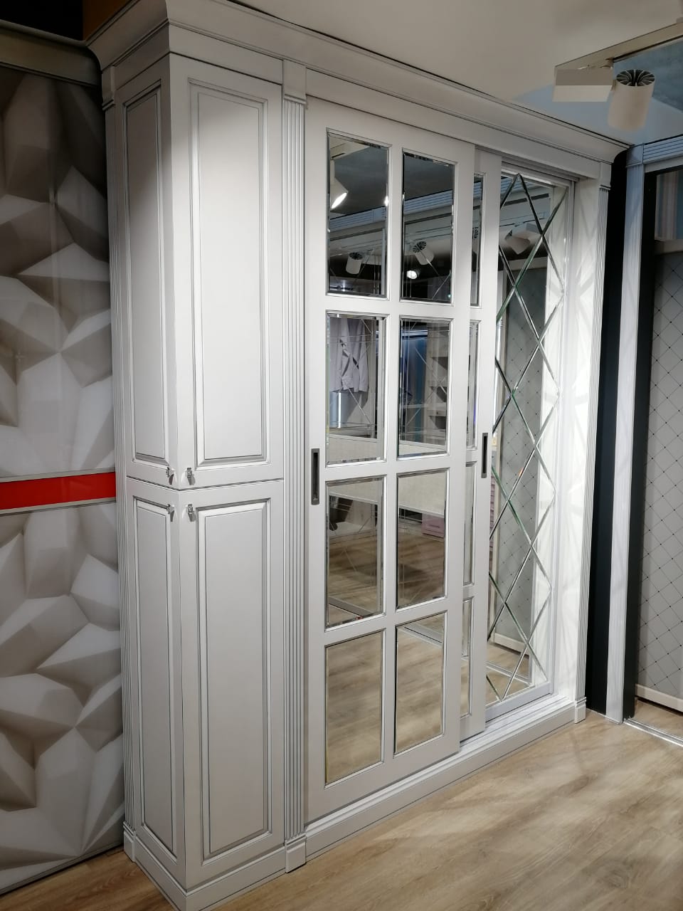 Элегантный шкаф-купе с зеркалами