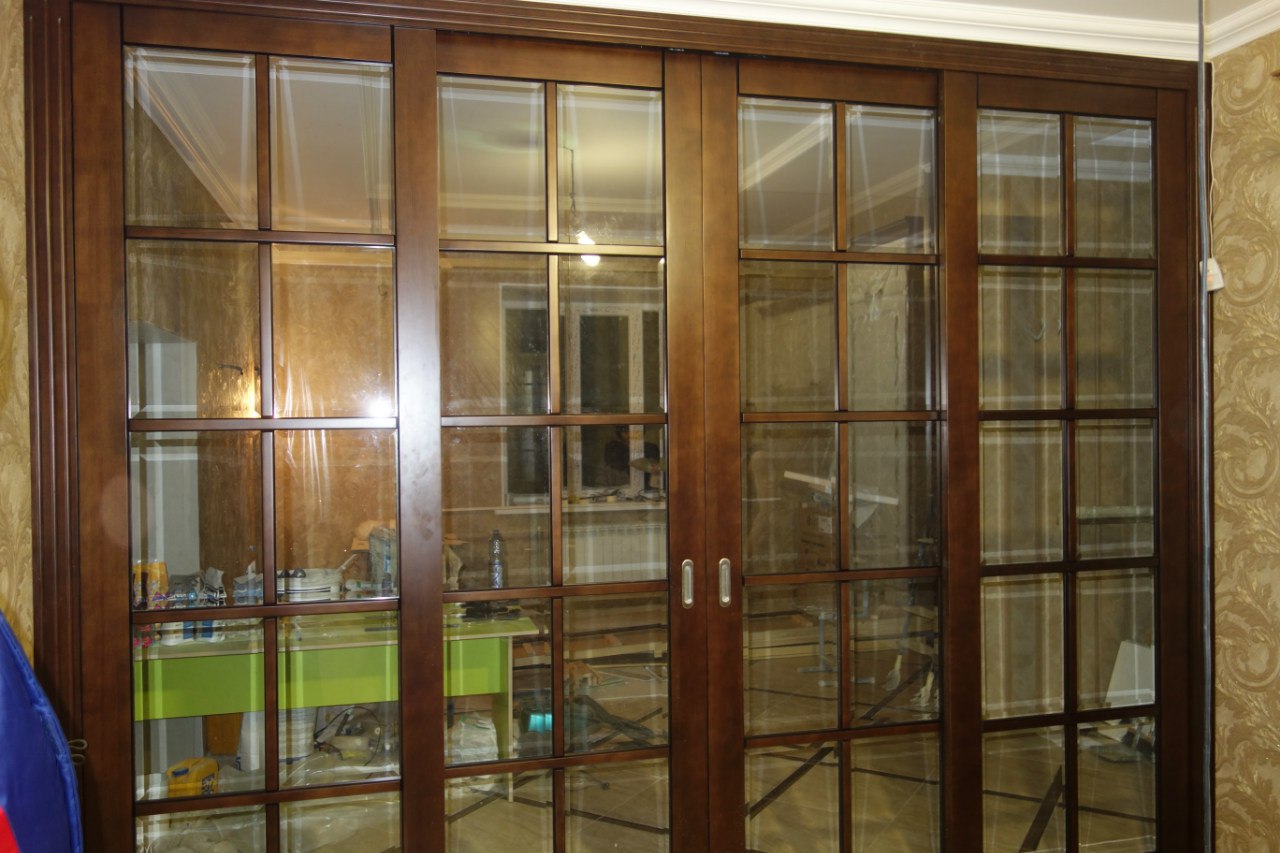 Элегантные раздвижные двери из дерева