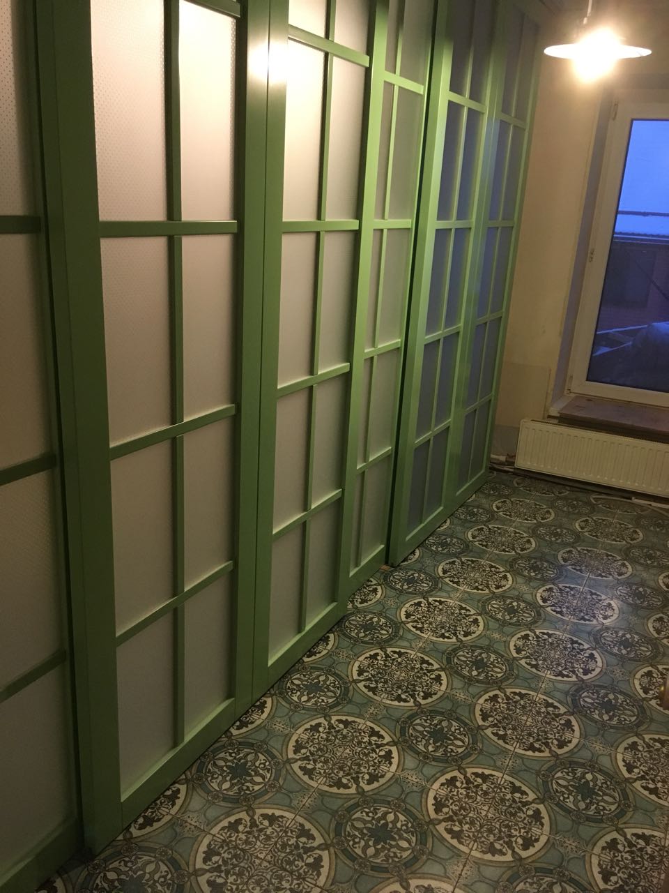 Зеленые панели с матовым стеклом