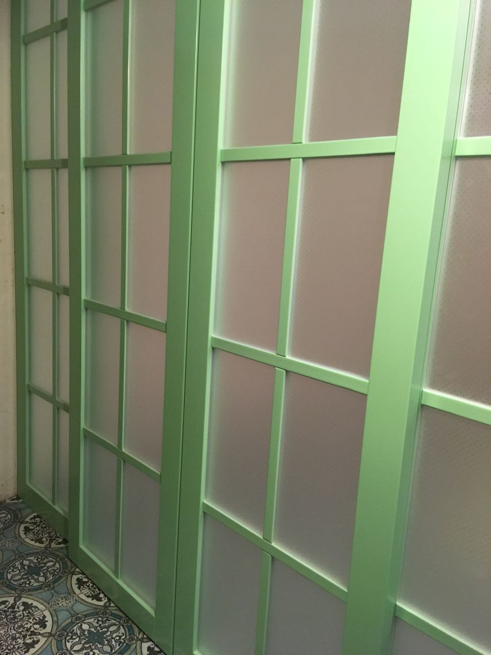 Зеленые панели с матовым стеклом