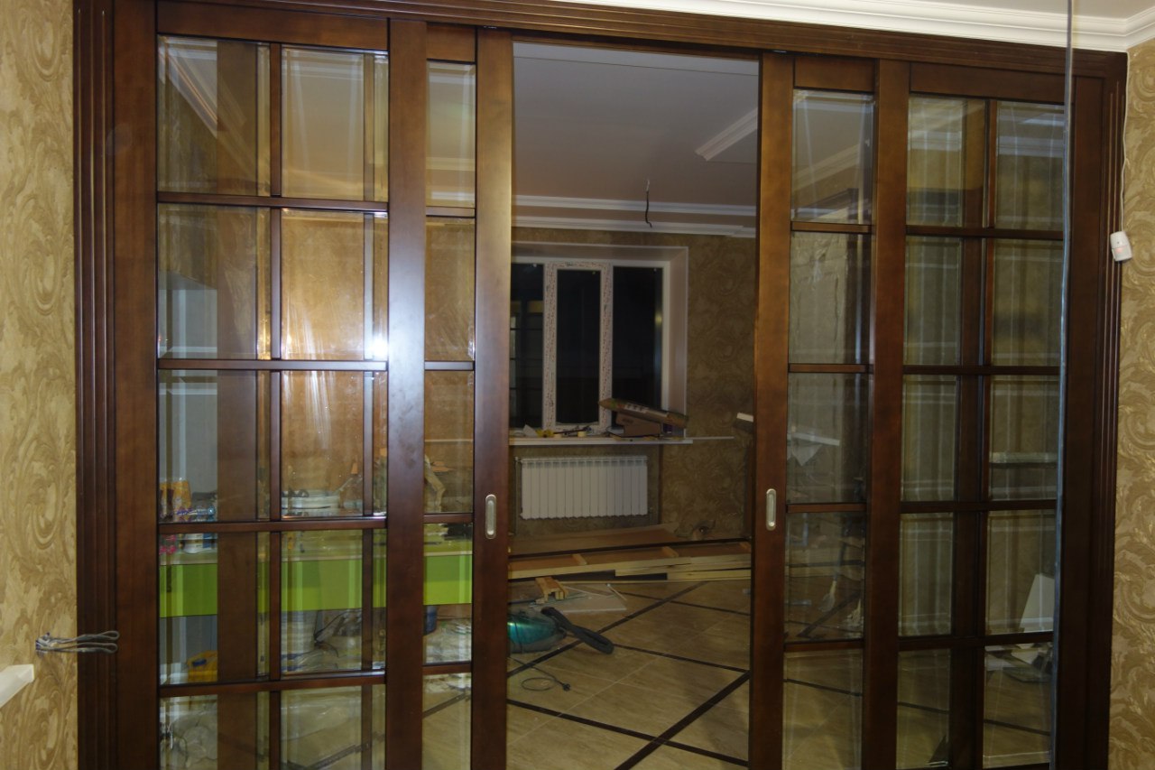 Элегантные раздвижные двери с остеклением