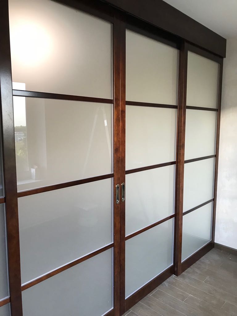 Раздвижной шкаф с матовым стеклом