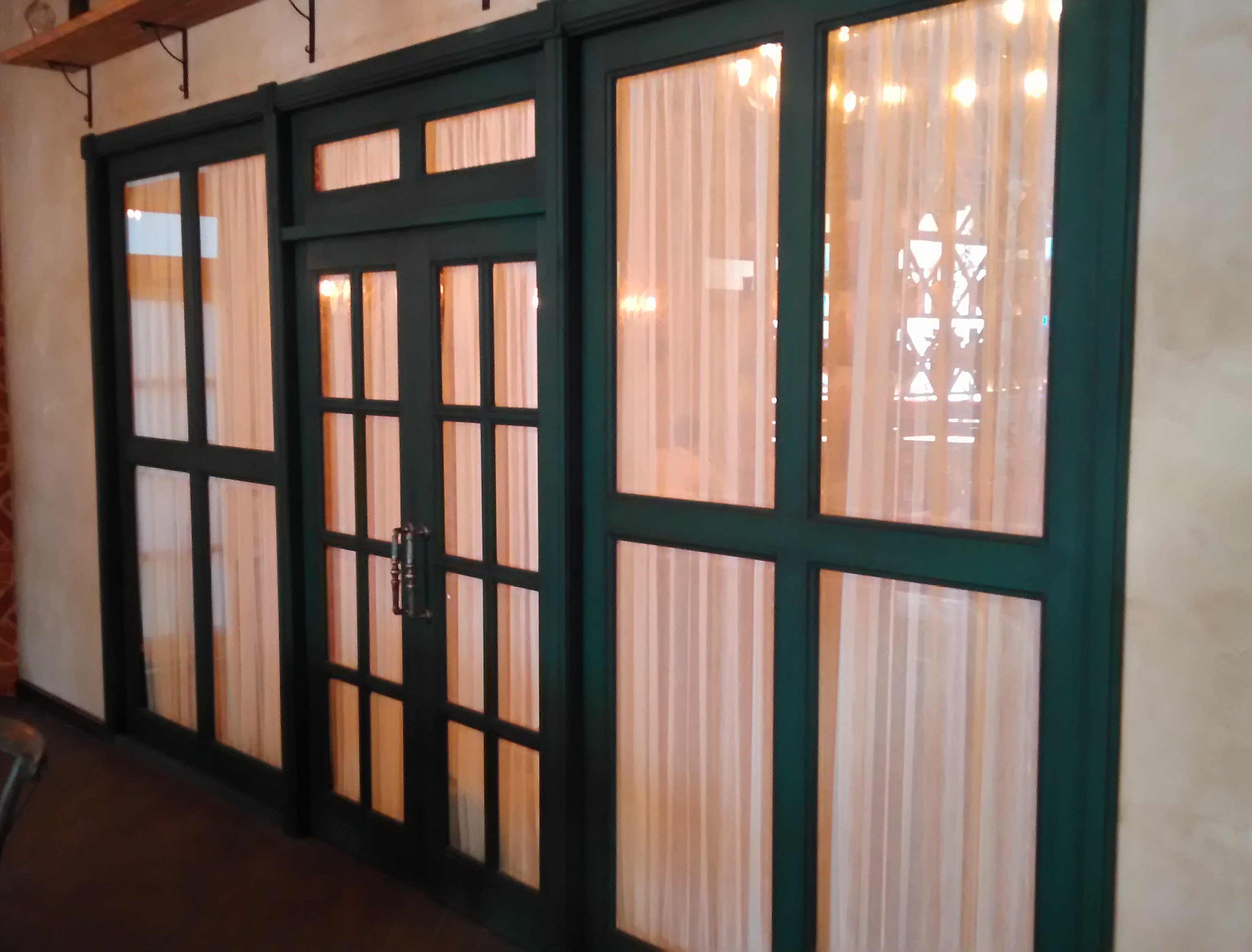 Деревянные двери и перегородки