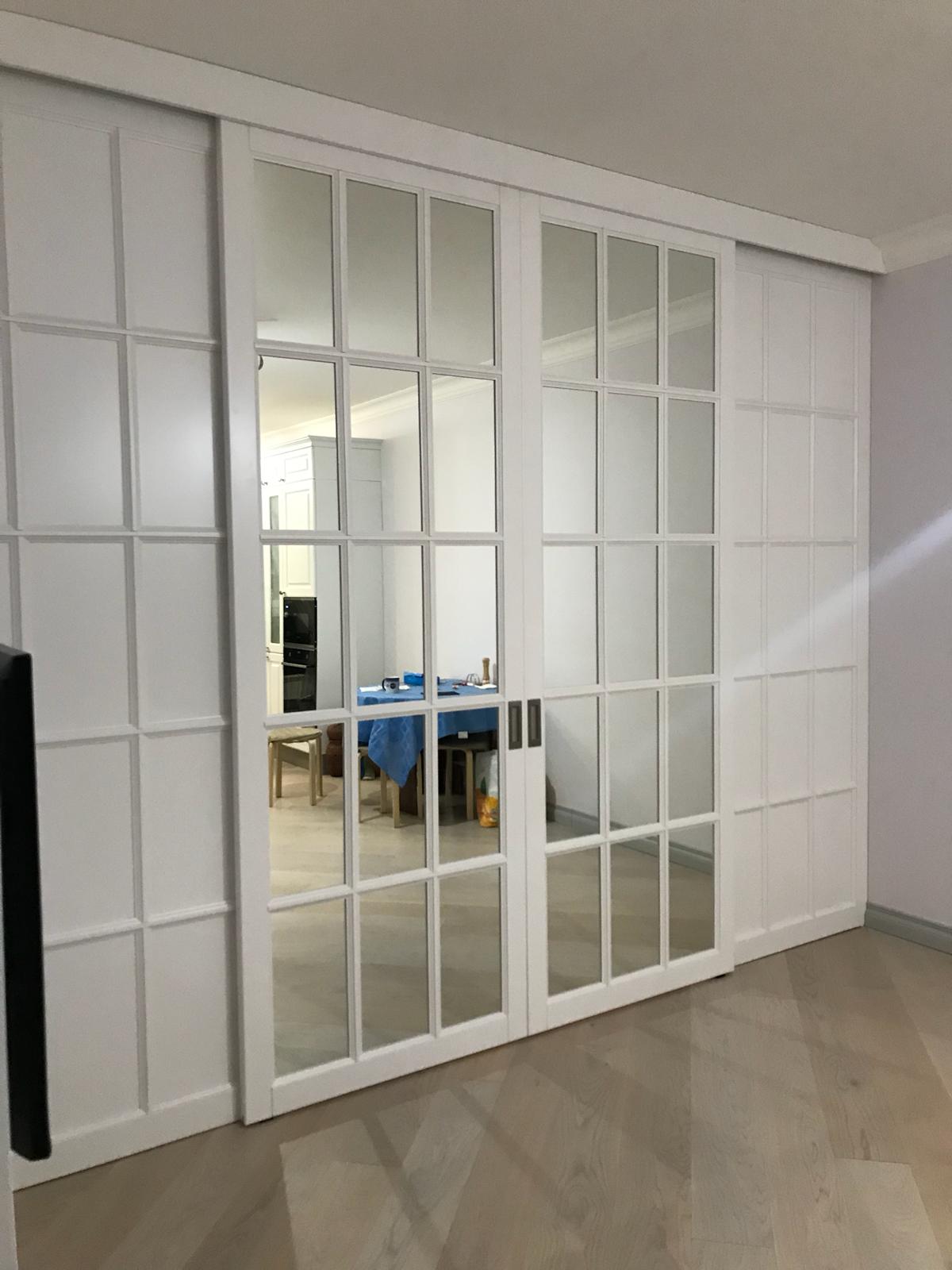 Белые раздвижные двери с остеклением