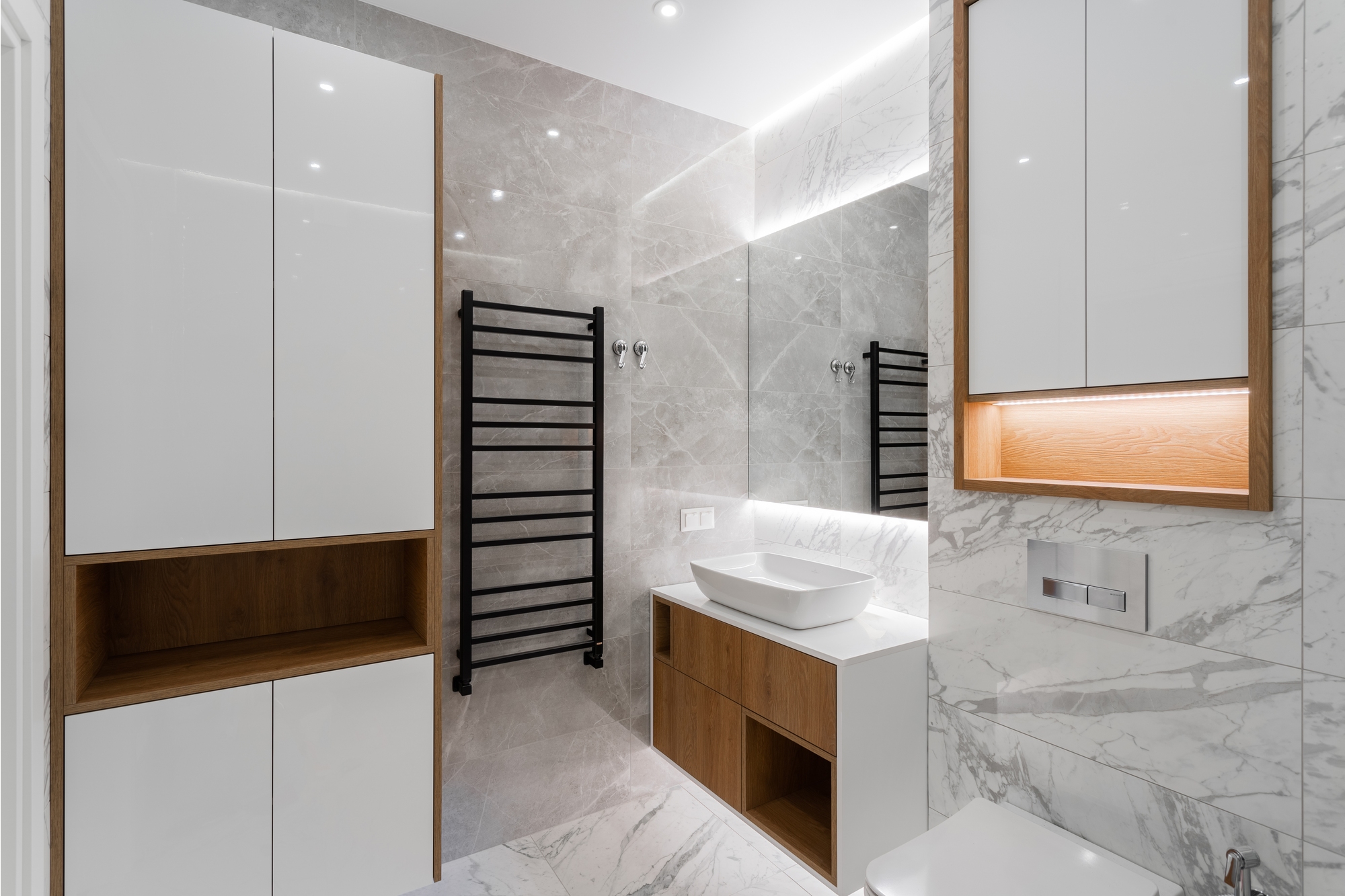 Современная ванная: дерево и глянец