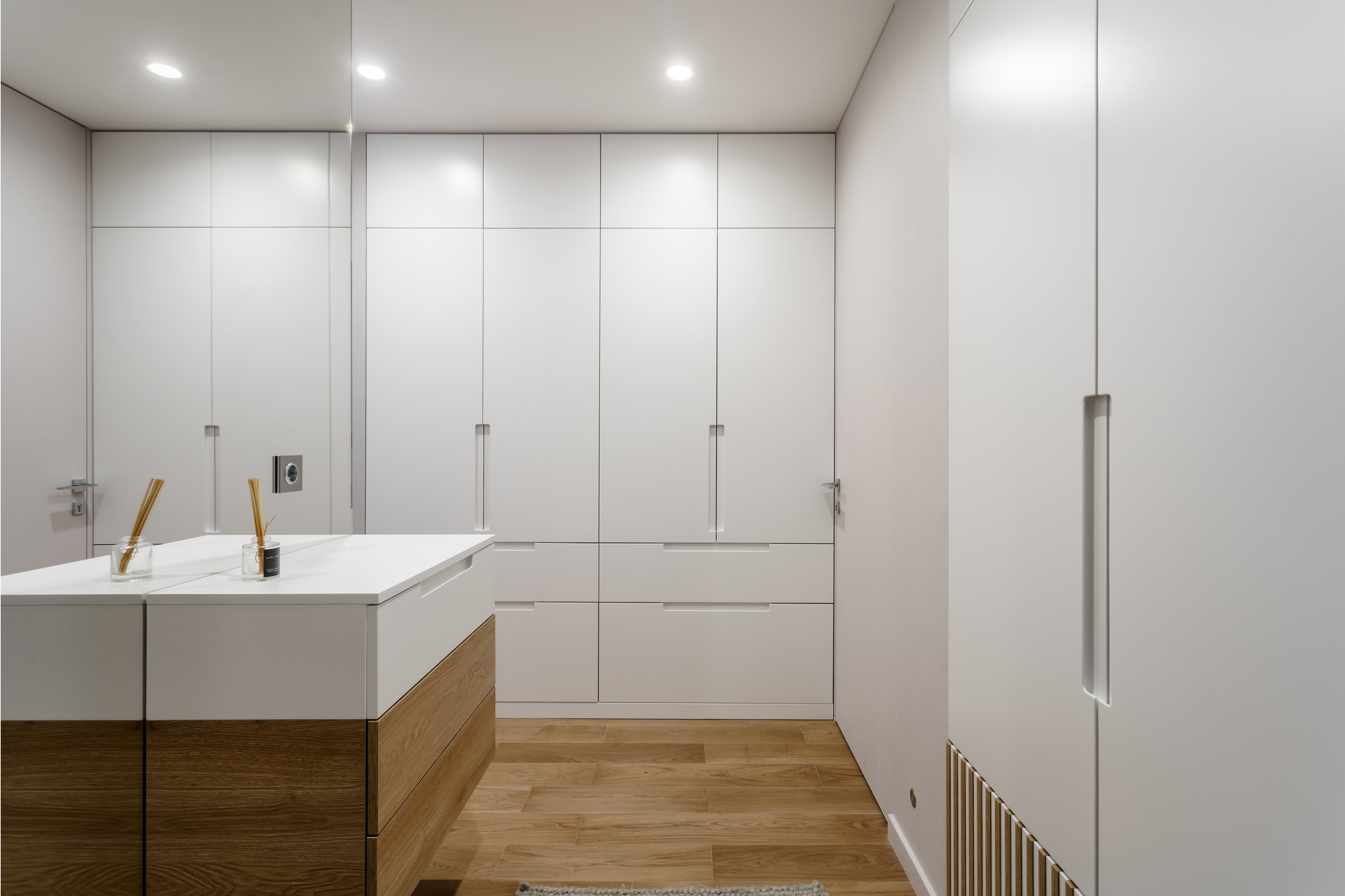 Современная гардеробная с островом