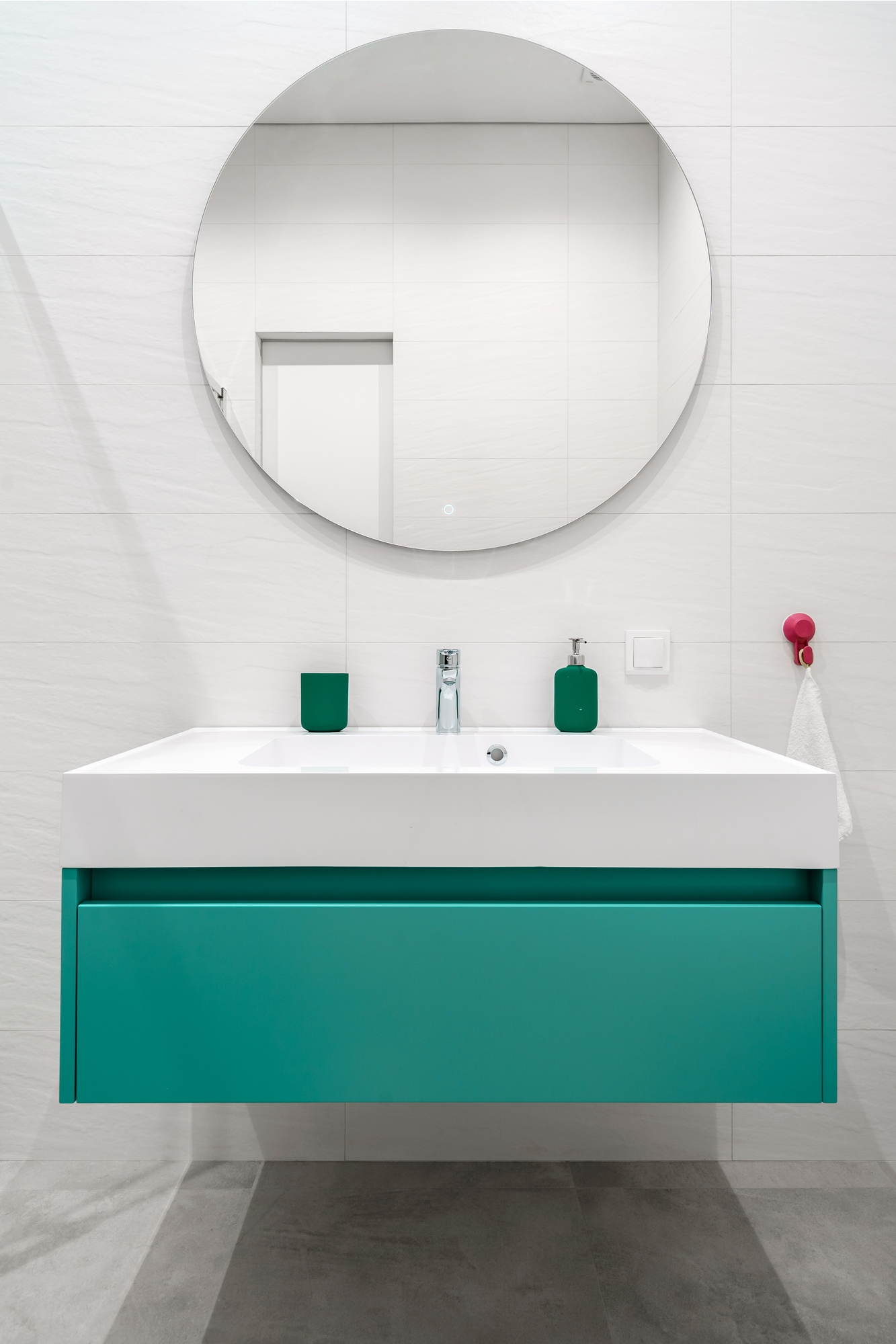 Яркая тумба для ванной