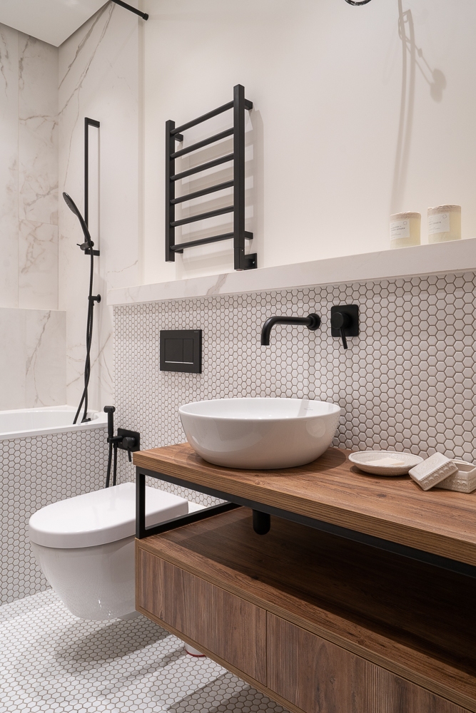 Современная ванная: дерево и плитка