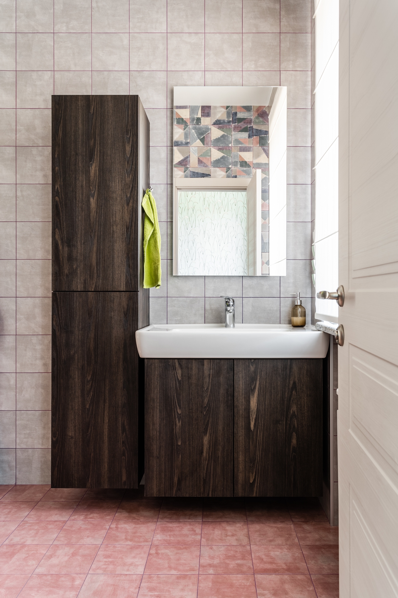 Ванная комната: темное дерево