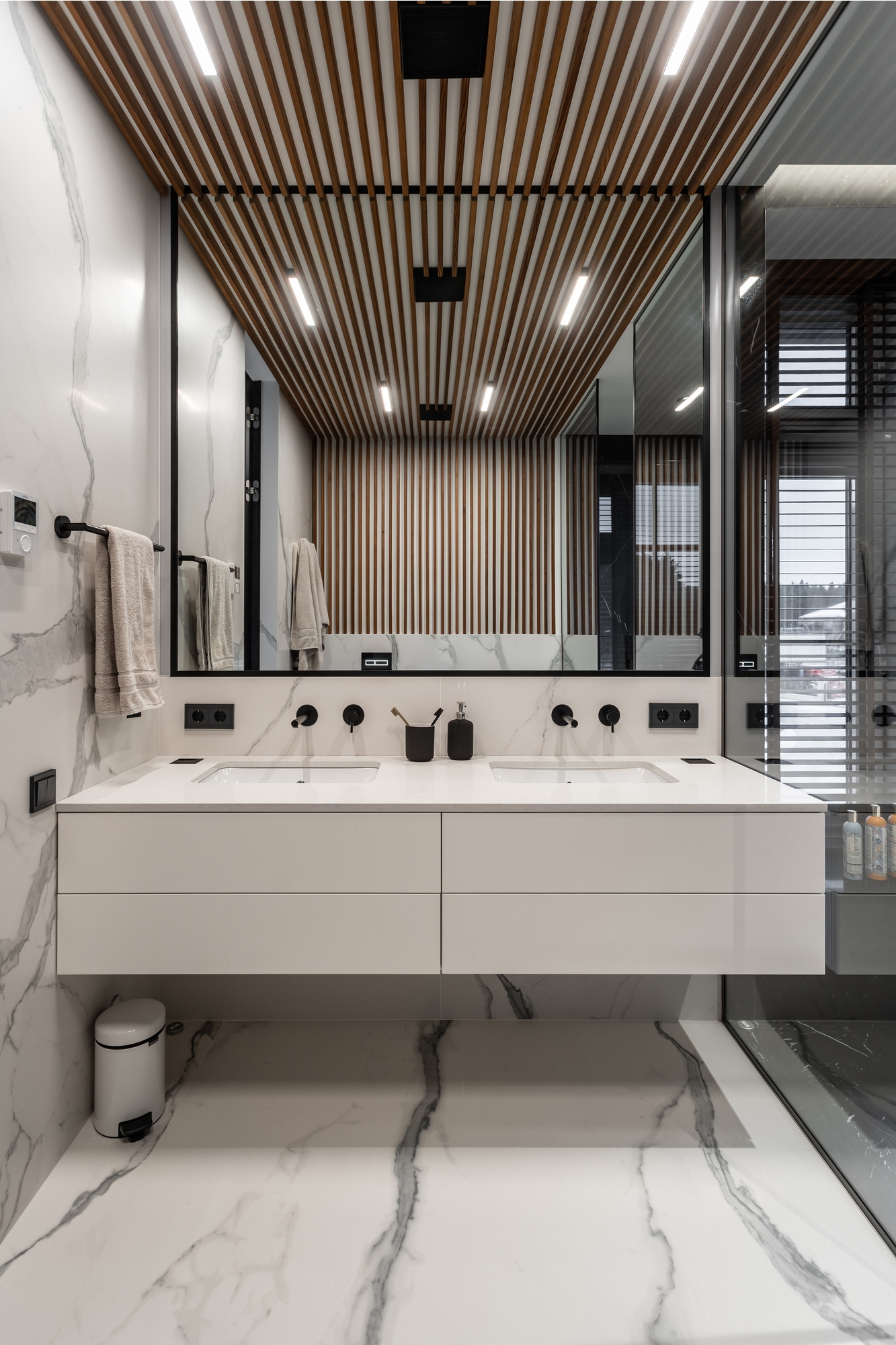 Современная ванная: дерево и мрамор