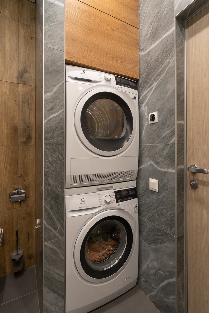 Деревянная панель над техникой