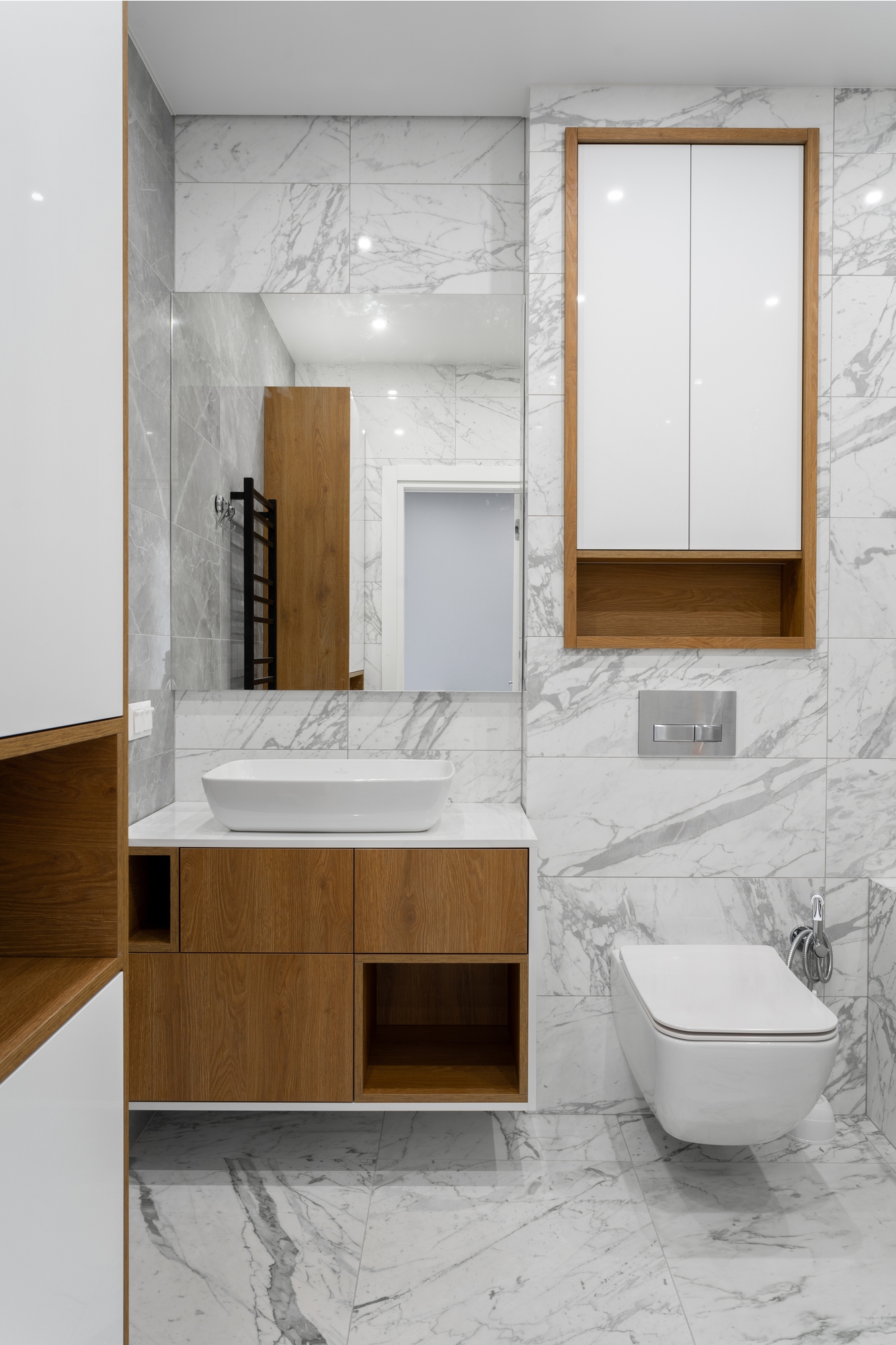 Современная ванная с деревом