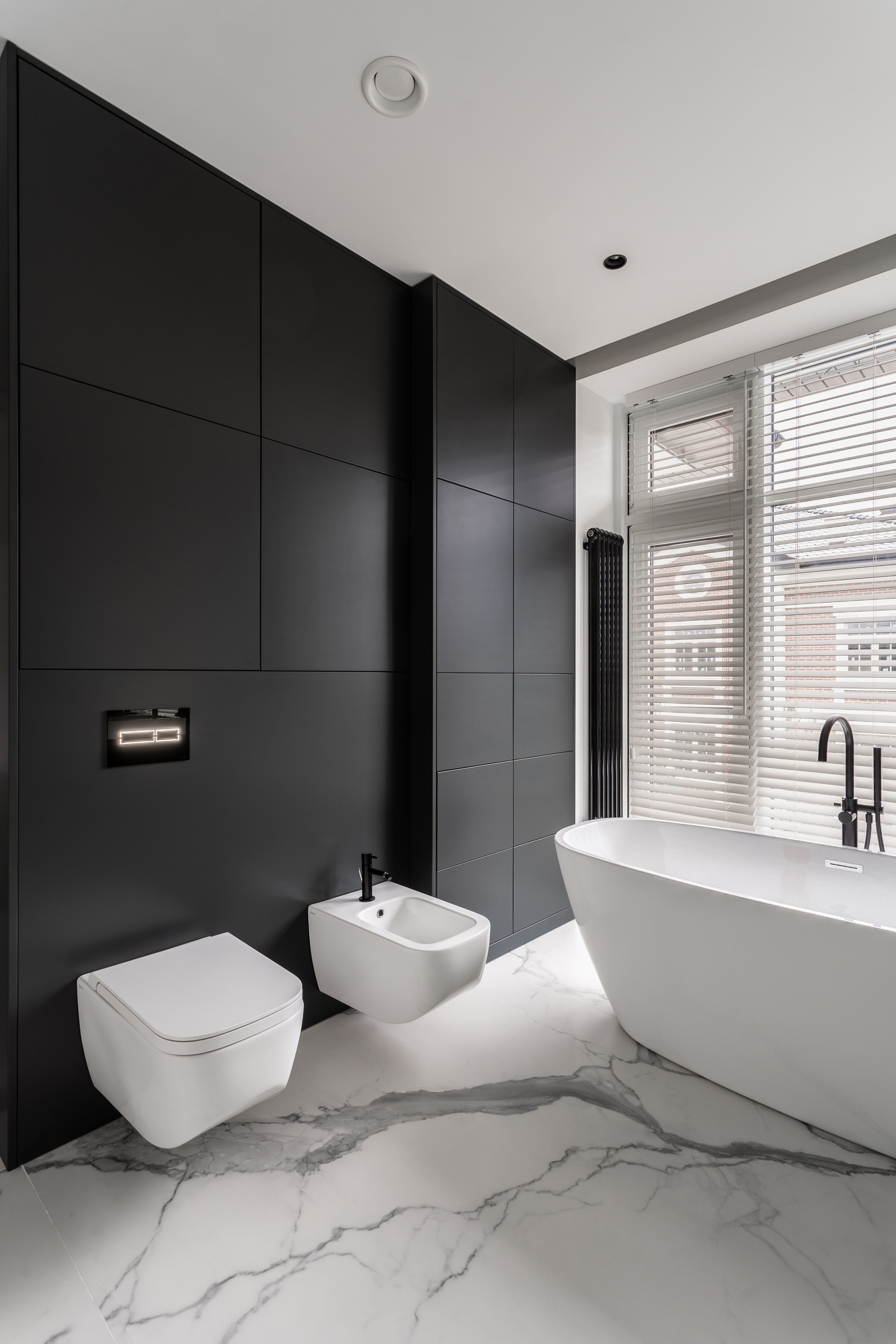 Современная ванная: темные панели