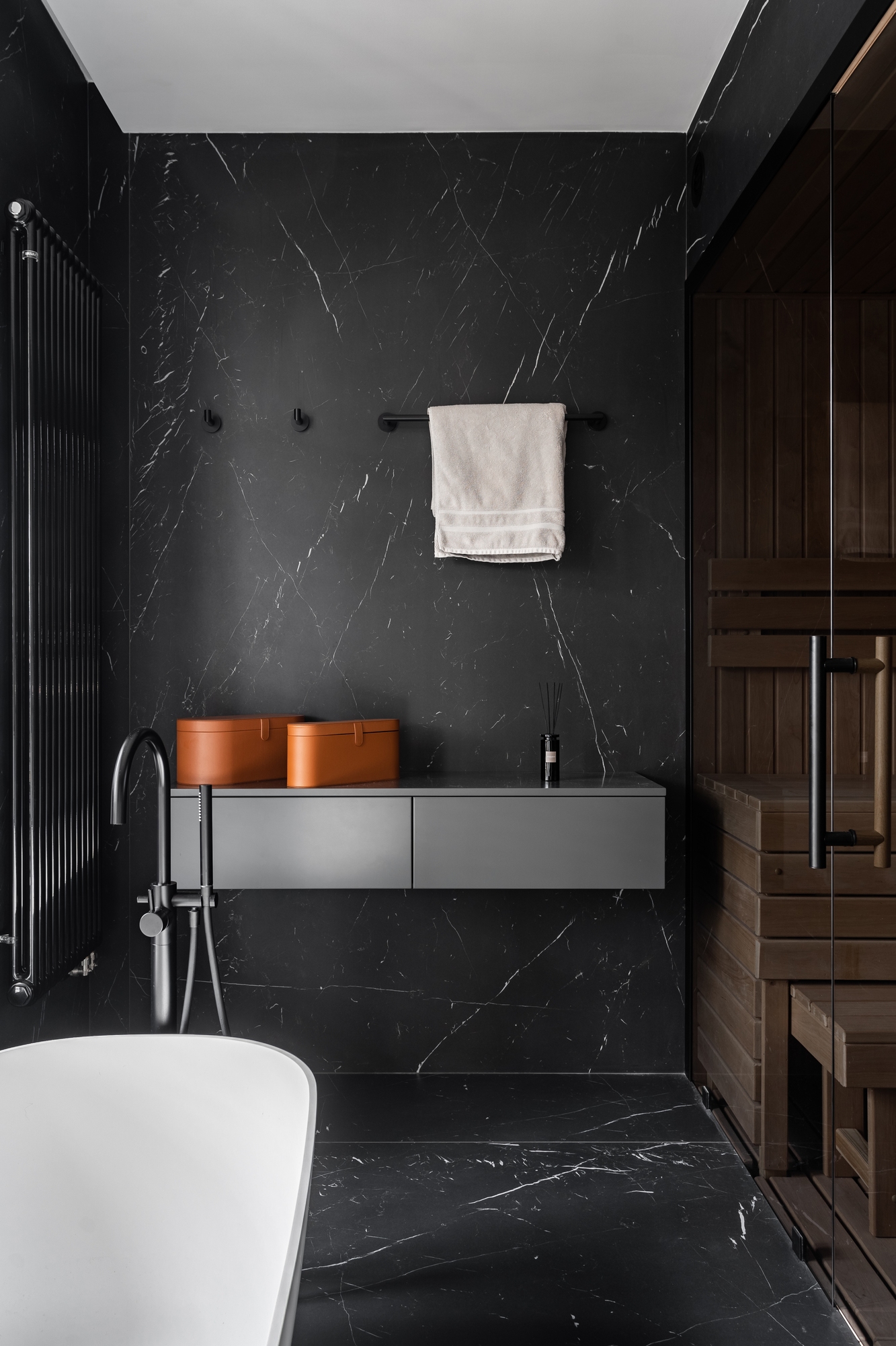 Современная ванная комната с сауной