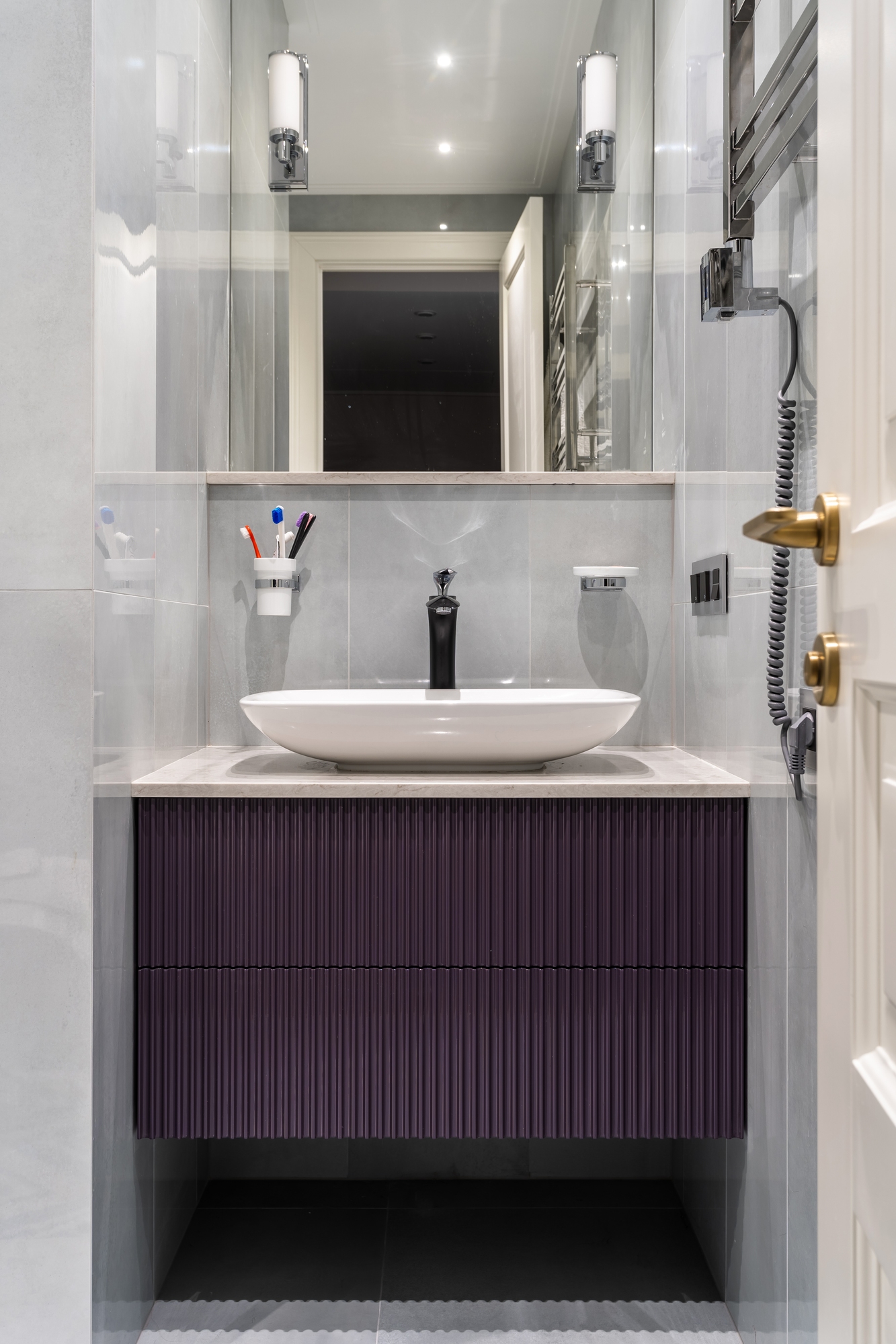 Изысканная тумба для ванной