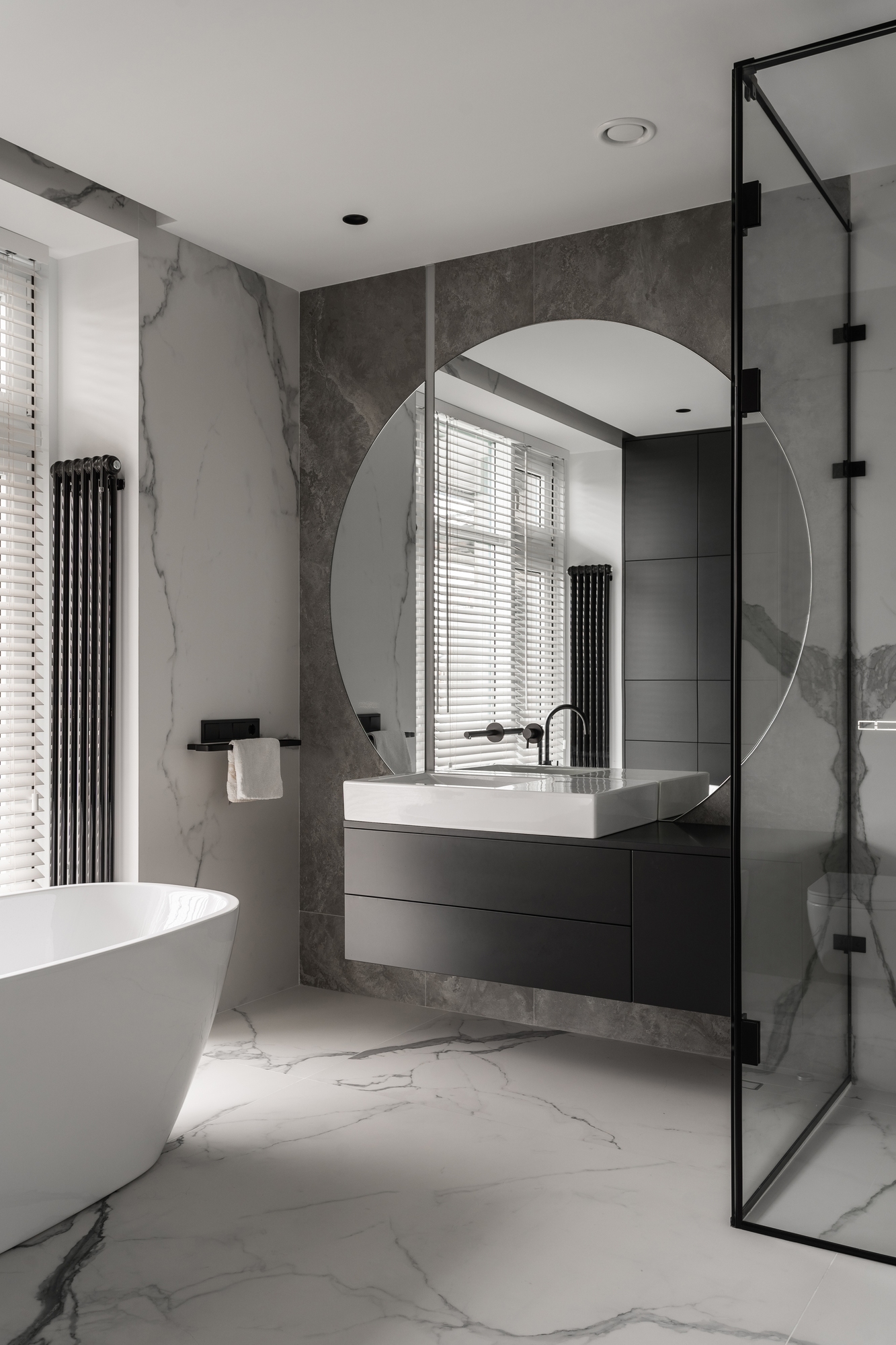 Современная ванная комната с мрамором