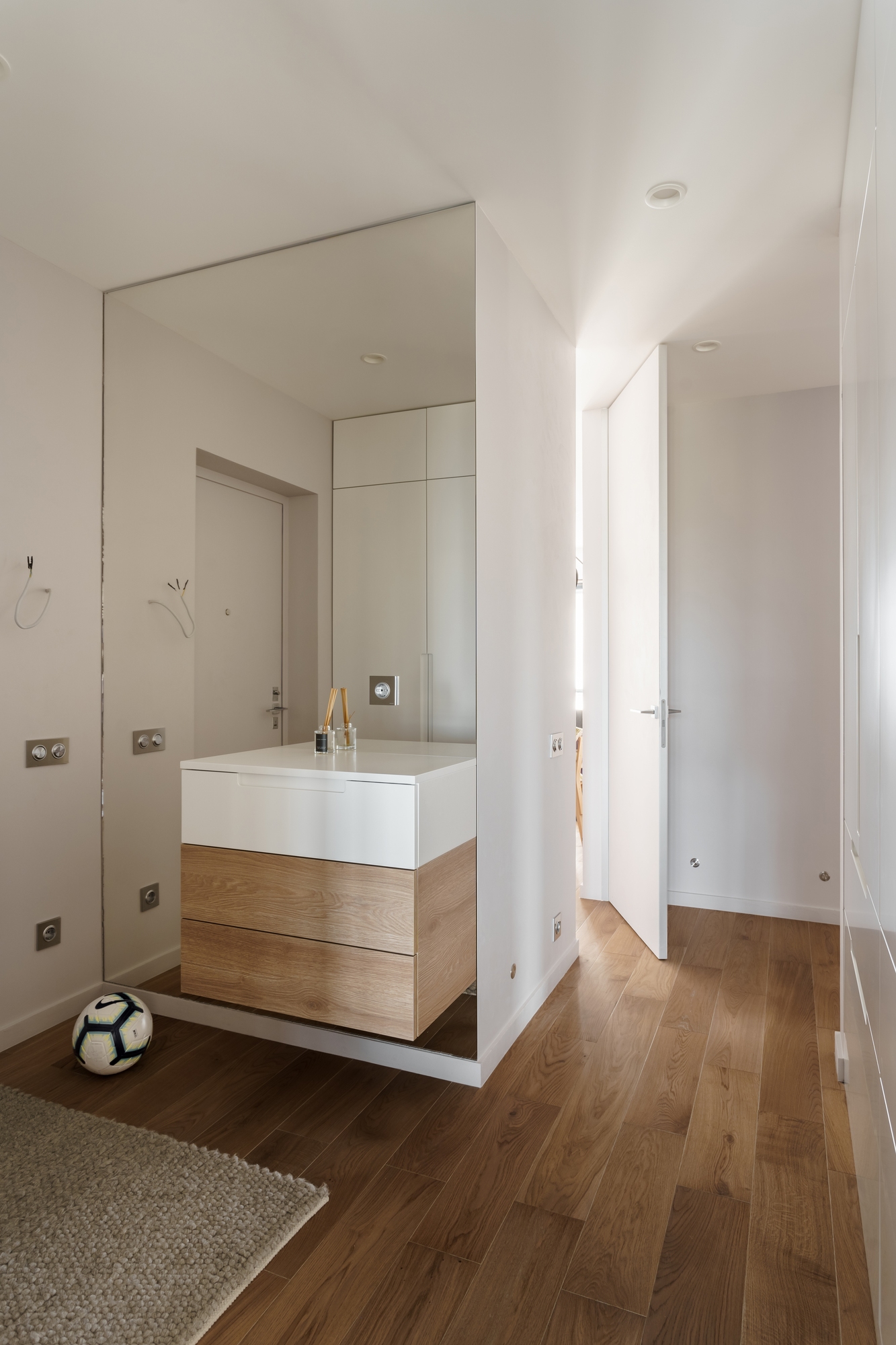 Прихожая: Зеркало и Комод