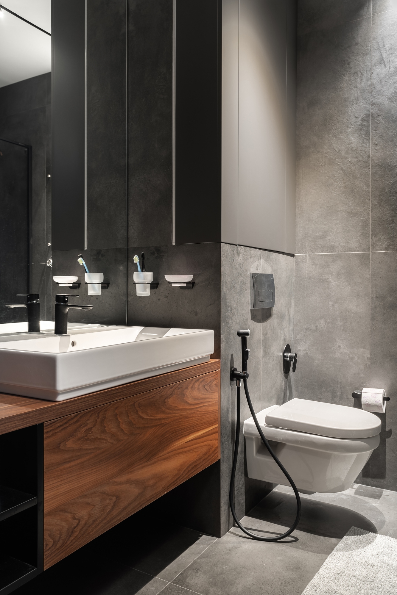 Современная ванная: дерево и камень