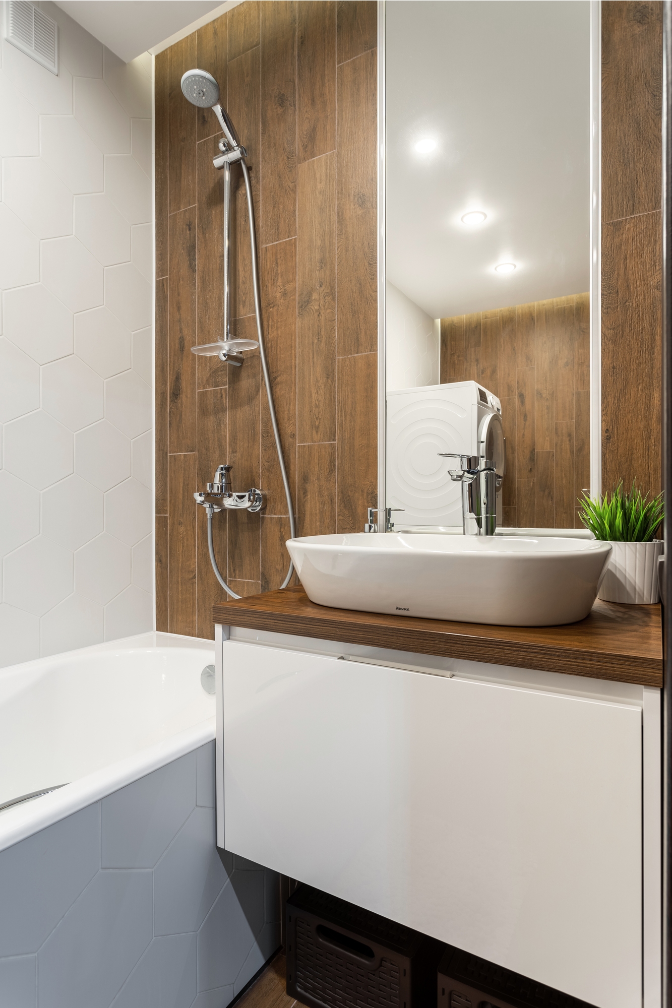 Ванная комната с деревянной столешницей