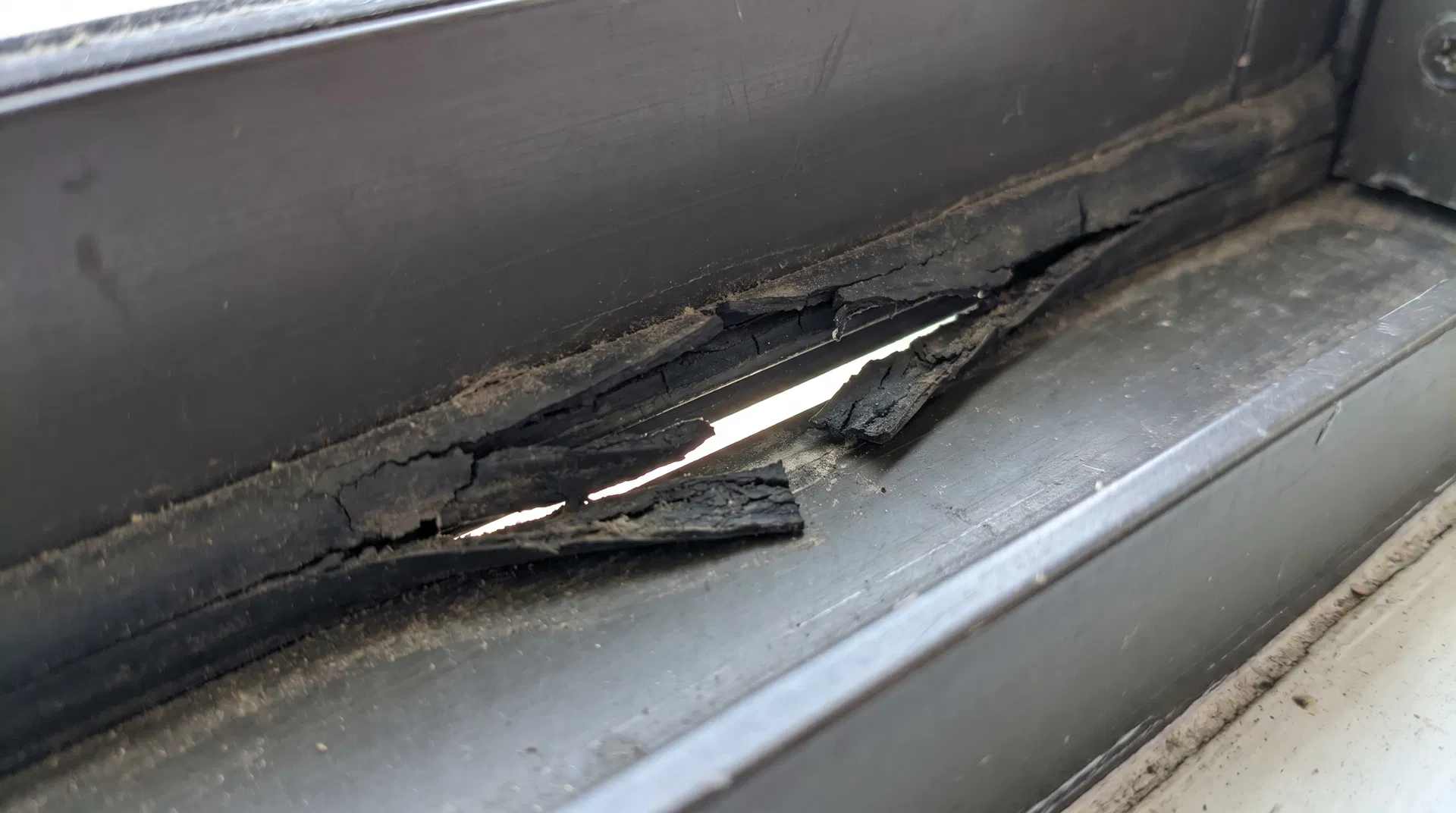 Monteur bezig met schuifpui reparatie - Schuifpui Rubbers Vervangen — Oplossing voor Tocht & Lekkage