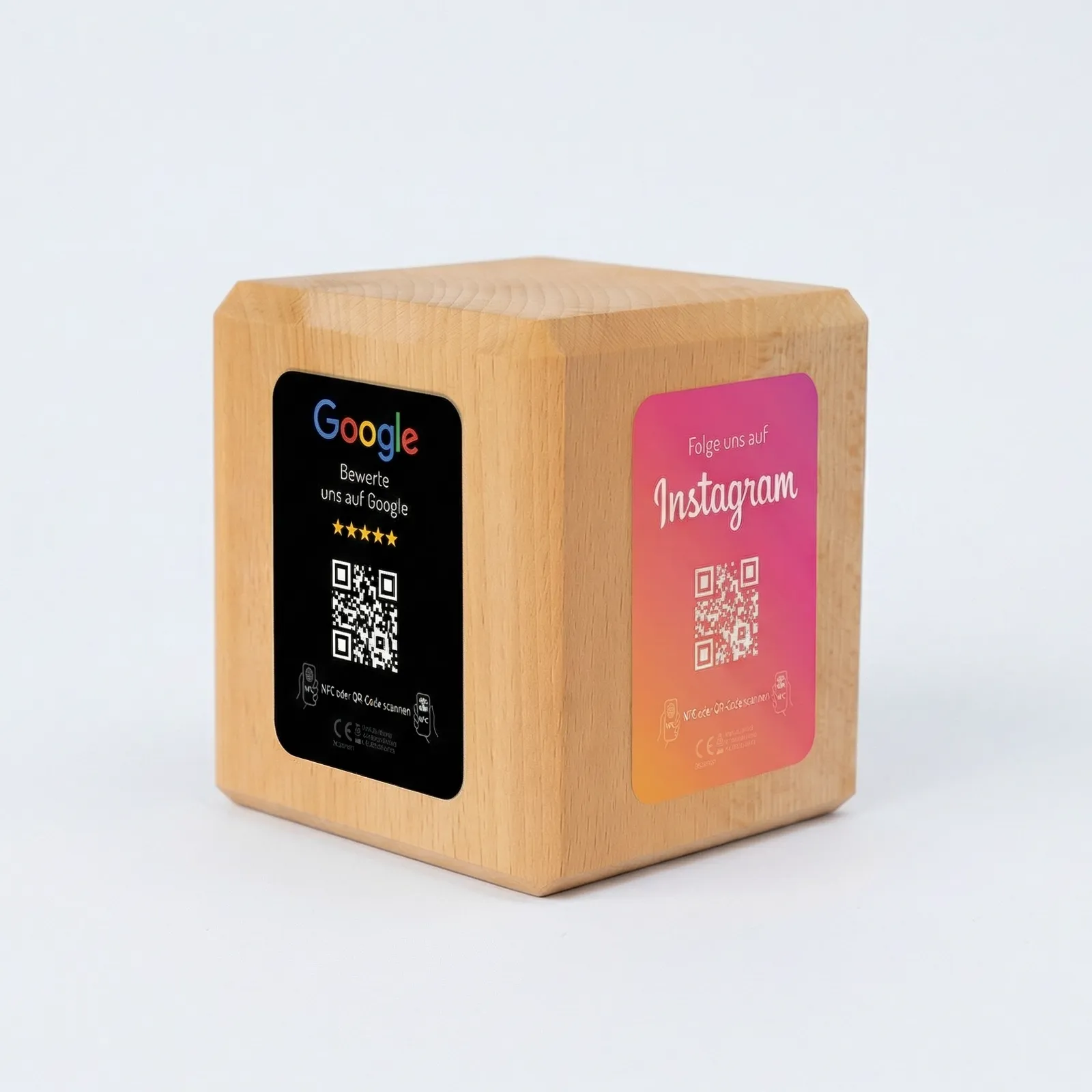 Social Media Holzcube – 4-seitiger NFC & QR-Code Aufsteller