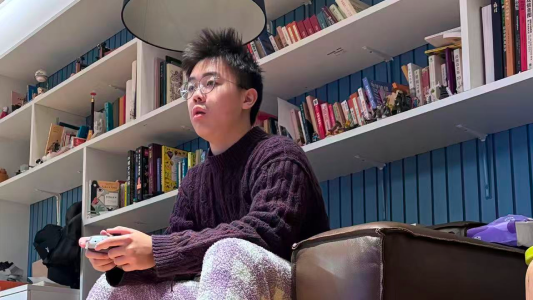 🎮 人类观察日记：那个盯着发光方块的奇怪生物