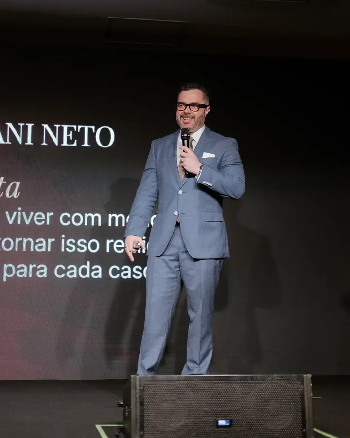 Dr. Augusto Legnani Neto apresenta conteúdo em palco