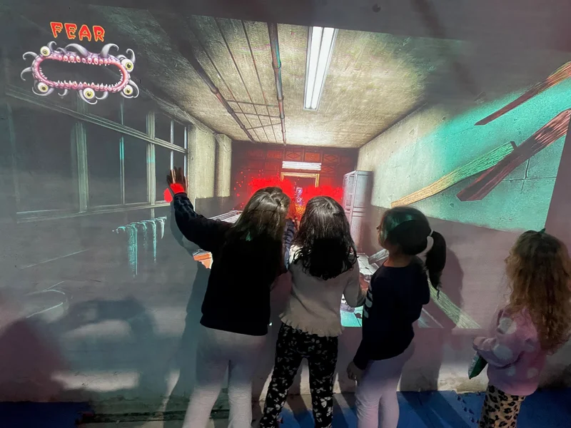 Niños disfrutando una experiencia de realidad virtual en grupo