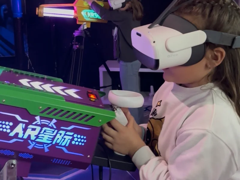 Niño disfrutando una actividad de realidad virtual con mandos
