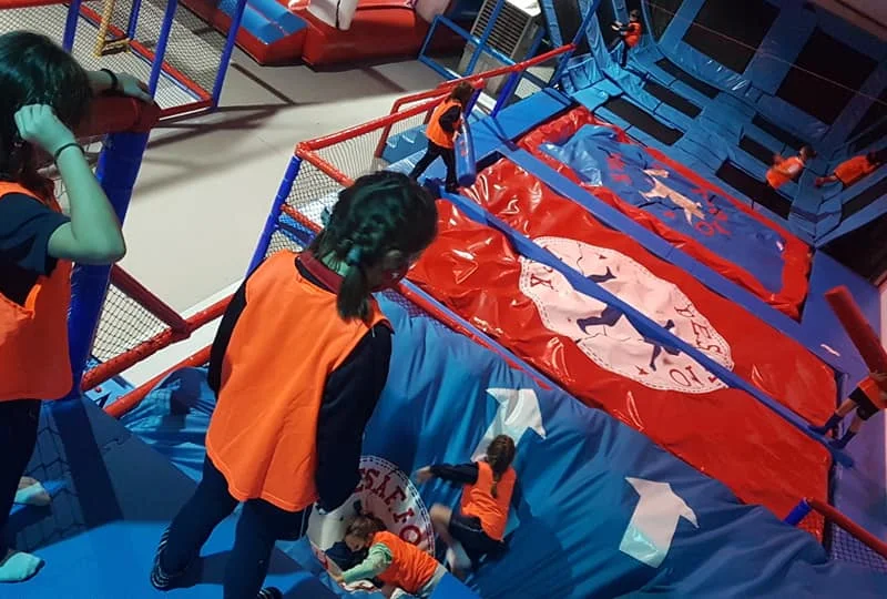 Niño con visor de realidad virtual durante una actividad guiada