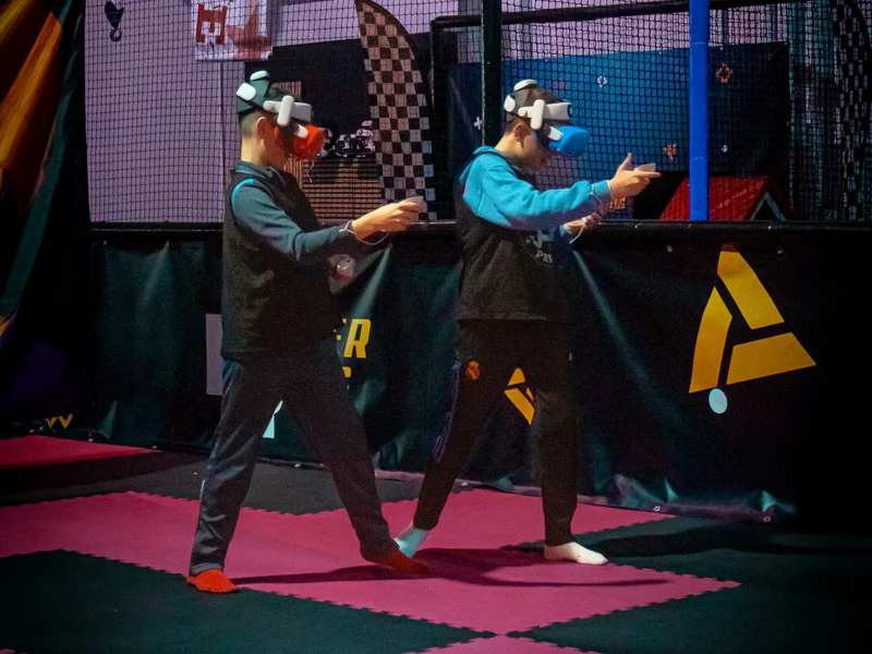 Actividad infantil con gafas de realidad virtual y mandos