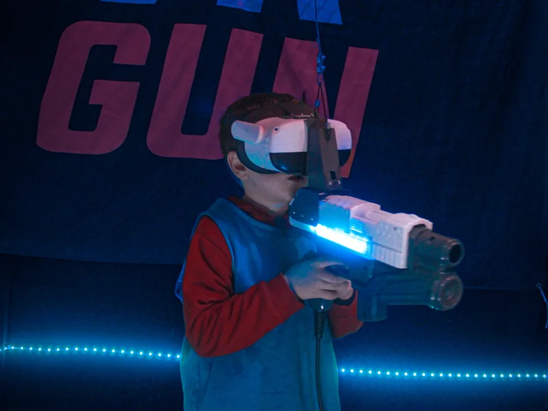 Grupo de niños compartiendo una experiencia de realidad virtual