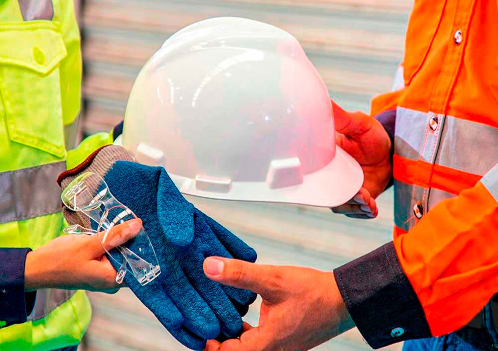 La Línea de Vida: Todo lo que Necesitas Saber sobre tu Equipo de Protección Personal (EPP) Básico y las Normas que lo Respaldan